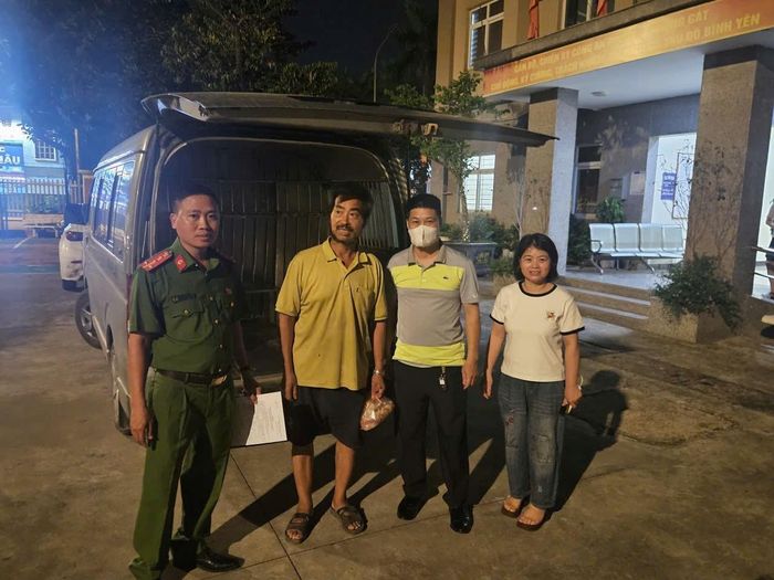 Công an phường Thượng Cát phối hợp với Phòng Văn hóa xã hội bàn giao cho Trung tâm Công tác xã hội và Quỹ bảo trợ trẻ em Hà Nội