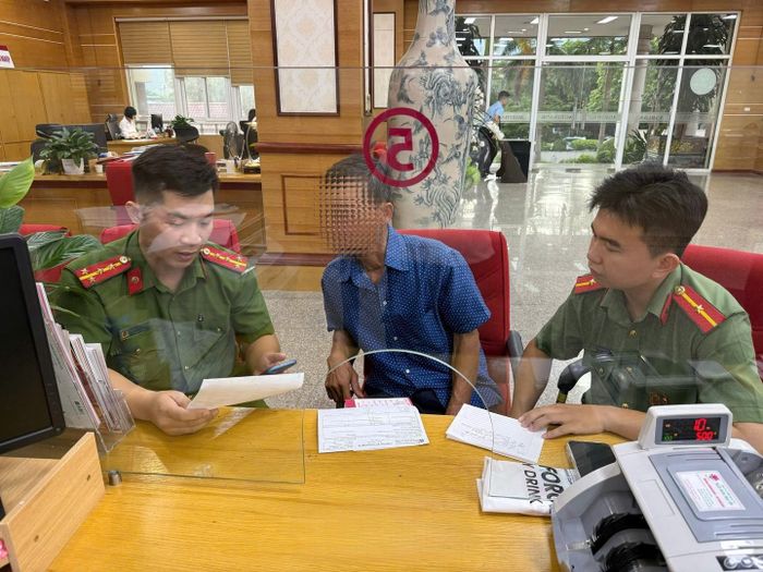 Ông C. được cán bộ công an giải thích rõ các thủ đoạn lừa đảo trên mạng.