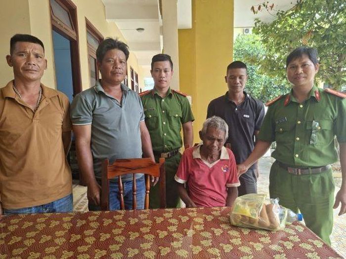 Công an xã Sơn Hà bàn giao ông Đinh Đát cho gia đình sau khi xác minh được nhân thân