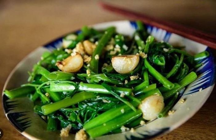 Nếu rau được bảo quản trong thời gian dài hoặc liên tục hâm nóng, một phần nitrat có thể chuyển hóa thành nitrit. Ảnh minh họa