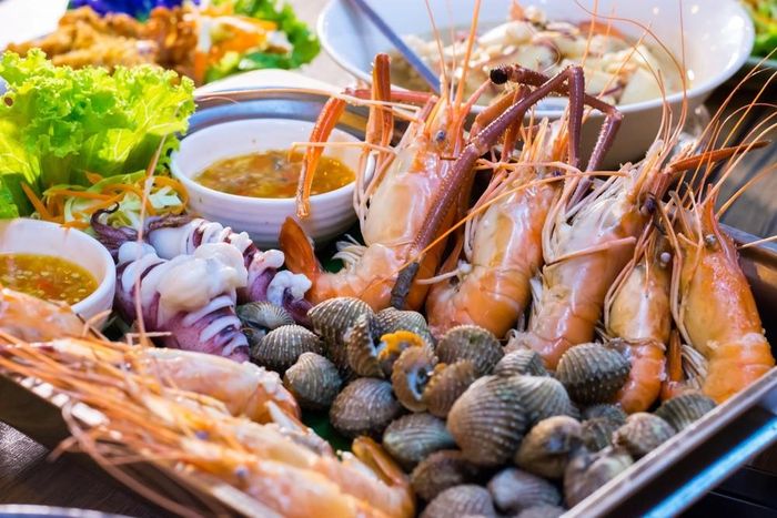 Các loại hải sản giàu protein nếu bảo quản quá lâu rất dễ bị vi khuẩn phân hủy, tạo ra histamine và một số sản phẩm chuyển hóa khác. Ảnh minh họa