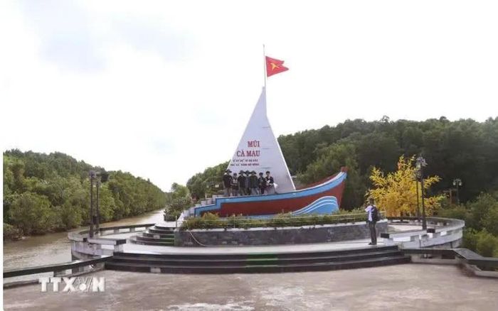 Biểu tượng con tàu tại Khu du lịch Mũi Cà Mau. Ảnh: Tuấn Phi/TTXVN