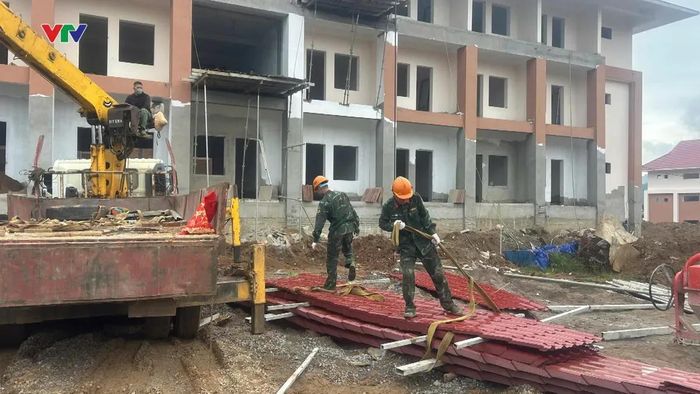 Gần 1.000 công nhân, cán bộ, chiến sĩ thi công 3 ca, 4 kíp, quyết tâm hoàn thành 3 trường liên cấp tại Sơn La trước ngày 30/8. Ảnh: VTV