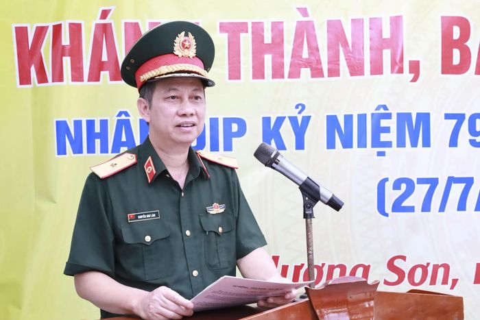 Thiếu tướng, GS.TS Nguyễn Như Lâm - Giám đốc Bệnh viện Bỏng Quốc gia Lê Hữu Trác phát biểu tại lễ khánh thành, bàn giao nhà.