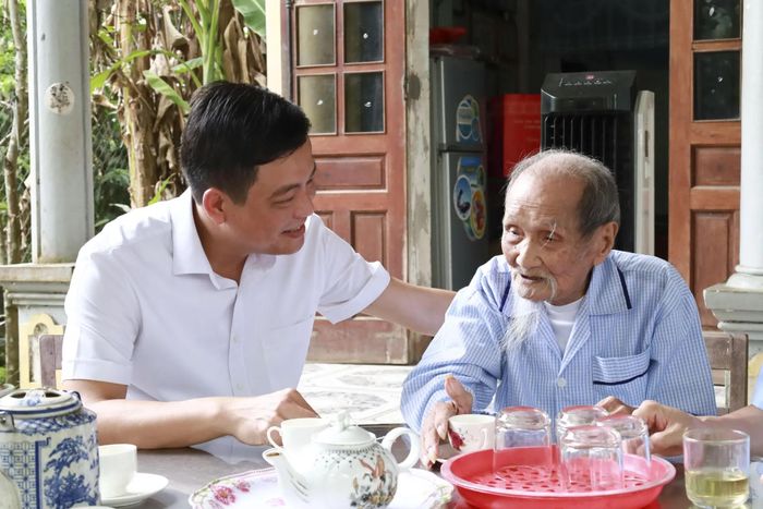 Chủ tịch Ủy ban MTTQ tỉnh Nguyễn Thành Đồng đến thăm ông Nguyễn Xuân Lưu (107 tuổi), cán bộ tiền khởi nghĩa, thân nhân liệt sĩ, hiện sinh sống tại thôn Sơn Bằng, xã Hương Sơn.