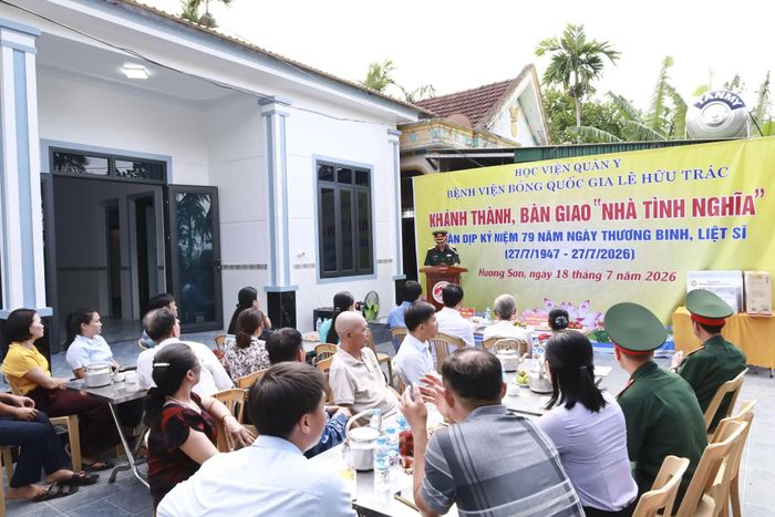 UBND xã Hương Sơn phối hợp với Bệnh viện Bỏng Quốc gia Lê Hữu Trác tổ chức lễ khánh thành, bàn giao Nhà tình nghĩa cho ông Trần Thế Dỵ.