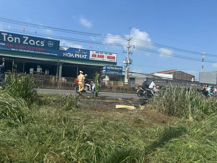 Cảnh sát khám nghiệm hiện trường. Ảnh: N.N