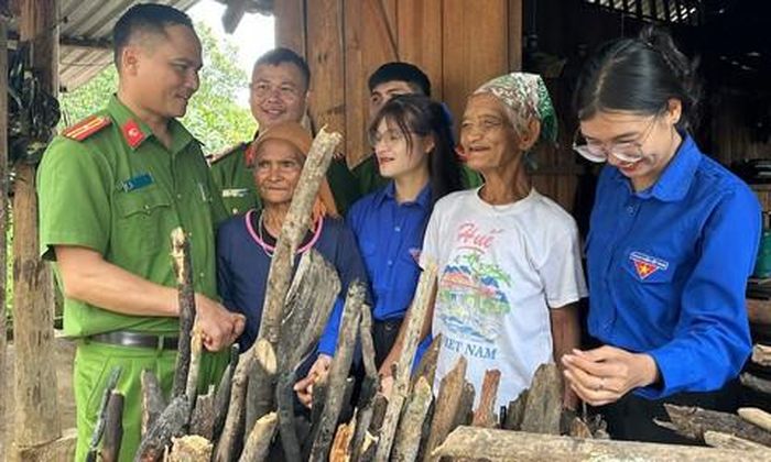Trong ngày củi đã được đến tay 4 gia đình có công.