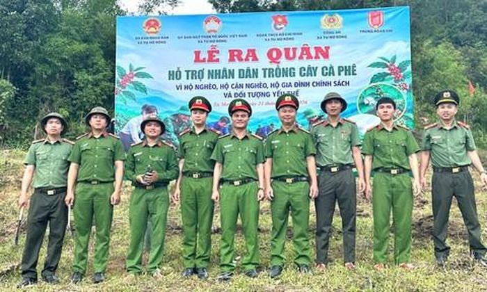 Công an xã Tu Mơ Rông tham gia hỗ trợ người dân trồng cà phê.