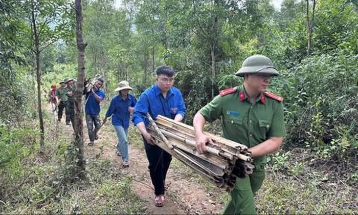 Công an xã Tu Mơ Rông cùng Đoàn thanh niên lấy củi tặng gia đình có công.