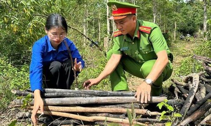 Bó củi rồi mang đến tặng các gia đình có công.