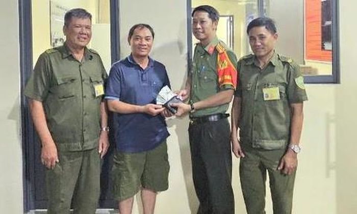 Công an phường Đông Hưng Thuận trao trả tài sản cho người đánh rơi