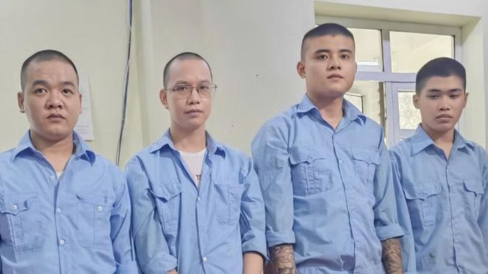 Các nghi phạm trong vụ mua bán tài khoản ngân hàng và công cụ vượt sinh trắc học tại cơ quan điều tra Thanh Hóa (ảnh trên) và Hà Nội (ảnh dưới)