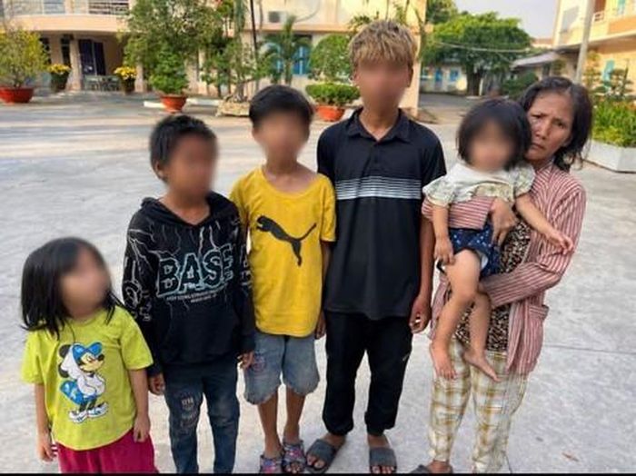Người mẹ nghiện ma túy dắt theo 5 đứa con đi ăn xin
