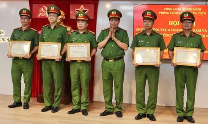 Đại tá Trần Trung Hiếu - Trưởng phòng Cảnh sát PCCC&CNCH, Công an TPHCM - tuyên dương tập thể cán bộ, chiến sĩ đạt thành tích trong đợt sơ kết