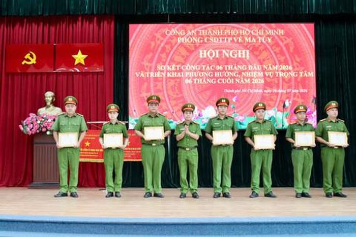 Tập thể cán bộ, chiến sĩ Phòng Cảnh sát điều tra tội phạm về ma túy - Công an TPHCM được tuyên dương trong đợt sơ kết