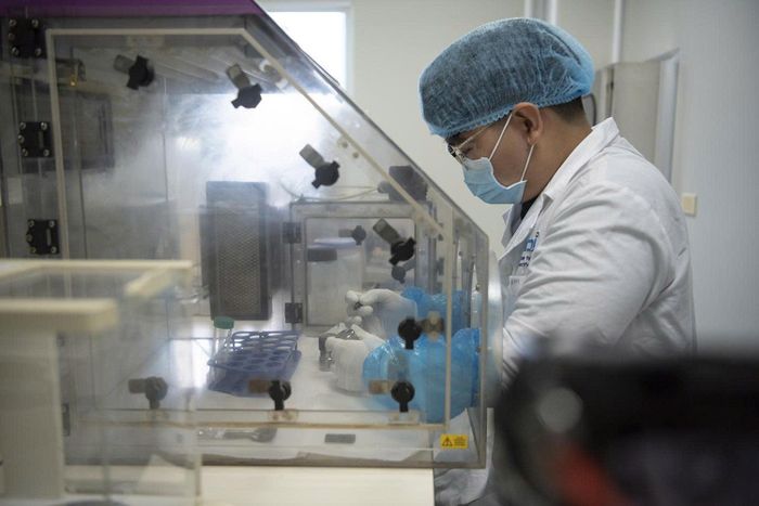 Các nhà khoa học Trung tâm Giám định ADN vẫn ngày đêm miệt mài giám định hài cốt Liệt sĩ