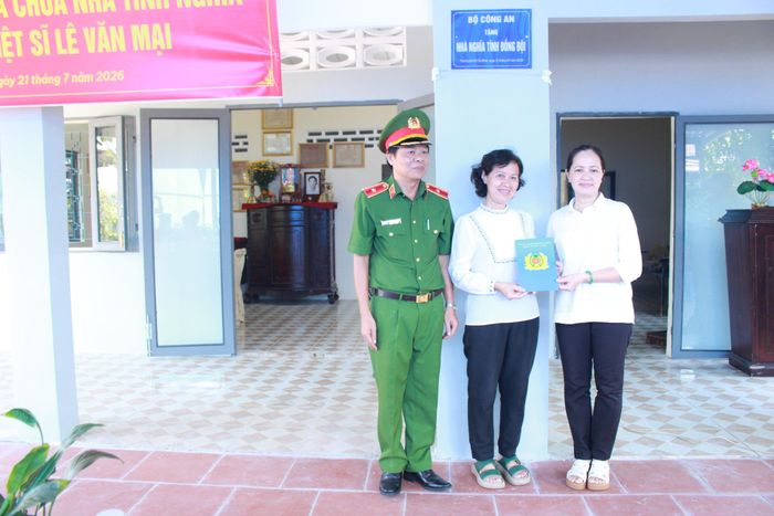 Buổi lễ trao nhà thắm đượm nghĩa tình đồng đội