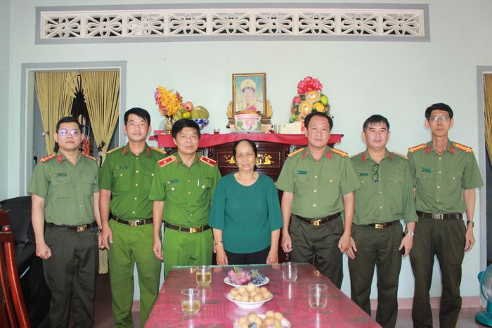 Đoàn công tác đến đến thăm hỏi, tặng quà thân nhân Anh hùng lực lượng vũ trang Nhân dân, Đại tá Lý Đại Bàng