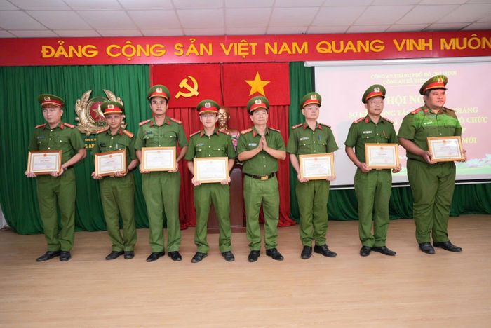 Khen thưởng các cá nhân có thành tích xuất sắc