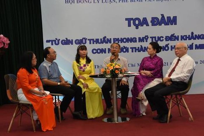 Các đại biểu tham gia trao đổi tại tọa đàm
