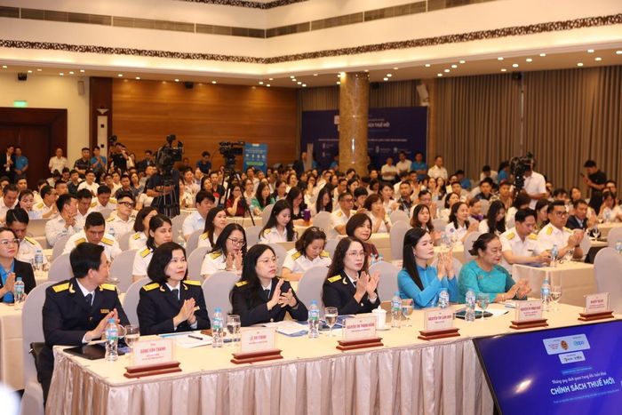Các đại biểu tham dự hội thảo.