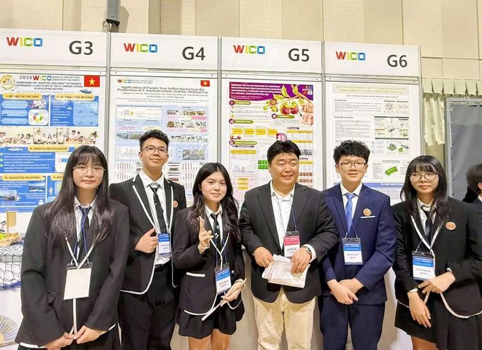 Nhóm học sinh Trường THCS - THPT Newton giành Huy chương Vàng WICO 2026 với đề tài chiết xuất xanthone từ vỏ măng cụt. Ảnh: NVCC