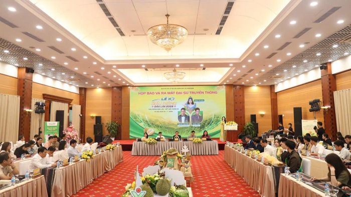 Quang cảnh họp báo và lễ ra mắt Đại sứ truyền thông Lễ hội Sầu riêng Đắk Lắk năm 2026.
