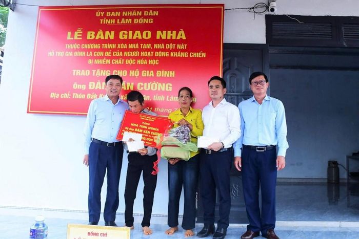 Lễ bàn giao nhà cho gia đình ông Đàm Văn Cường, thôn Đắk Kual 5, xã Đức An. Đây là căn nhà được hỗ trợ từ Chương trình xóa nhà tạm, nhà dột nát dành cho đối tượng là con đẻ của người hoạt động kháng chiến bị nhiễm chất độc hóa học trên địa bàn tỉnh Lâm Đồng