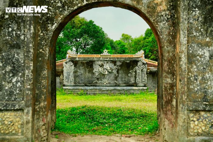 Qua hàng trăm năm, trải qua nhiều biến cố, điện Voi Ré đang xuống cấp nghiêm trọng.