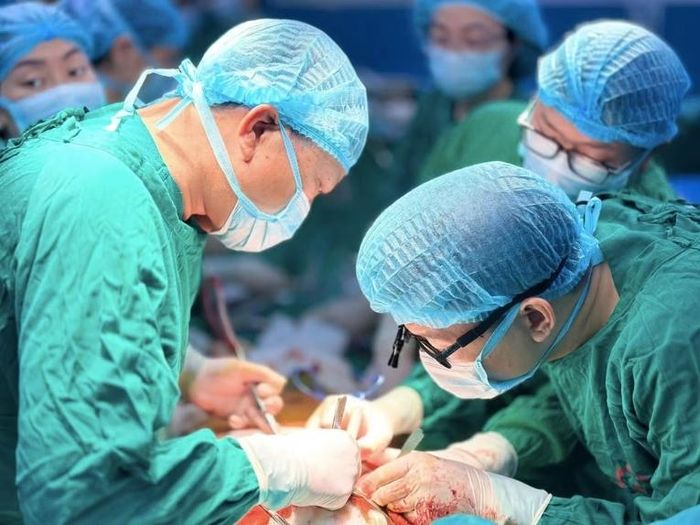 Ê-kíp tiến hành ghép phổi cho bệnh nhân.