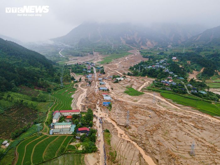 Phía sau khu dân cư bản Chít, nơi từng là cánh đồng ruộng bậc thang trù phú giờ chỉ còn bãi đất đá ngổn ngang, những thửa ruộng từng nuôi sống bao thế hệ người dân gần như bị xóa sổ sau một buổi sáng lũ dữ.