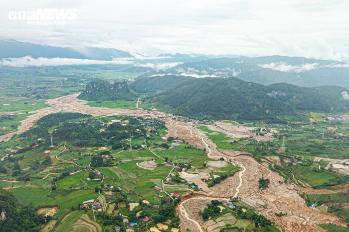 Bản Chít (xã Mường Than, tỉnh Lai Châu) nằm nép mình giữa một thung lũng được bao bọc bởi những dãy núi cao. Phía sau bản là dòng suối Nậm Sáng hiền hòa, cách xa các con sông lớn nên nhiều thế hệ người dân vẫn tin nơi đây là vùng đất bình yên, ít khi phải đối mặt với thiên tai dữ dội.