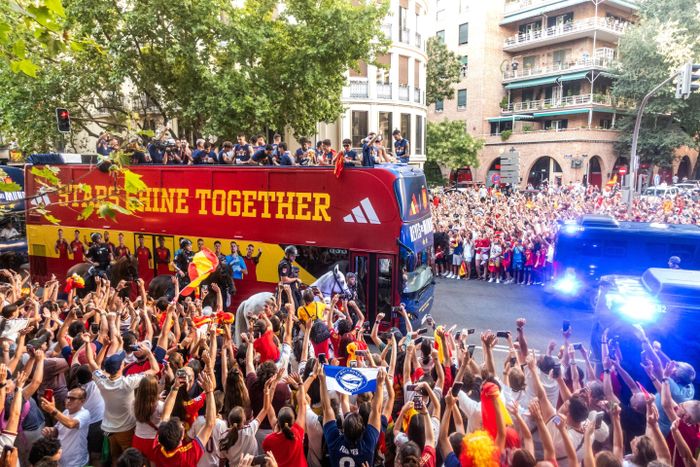 2 triệu người trên khắp các tuyến phố ở thủ đô Madrid chào đón đội tuyển. Trên thân xe nổi bật dòng chữ “Stars shine together” (Những ngôi sao cùng tỏa sáng) cùng hình ảnh các tuyển thủ. Đoàn xe đi qua những đại lộ lịch sử của Madrid, xuất phát từ khu vực gần Cung điện Moncloa và kết thúc tại quảng trường Cibeles. (Ảnh: AP)