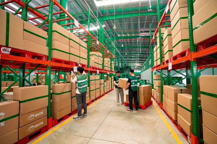 Logistics hiện đại hỗ trợ shop online quản lý đơn và giao hàng hiệu quả.