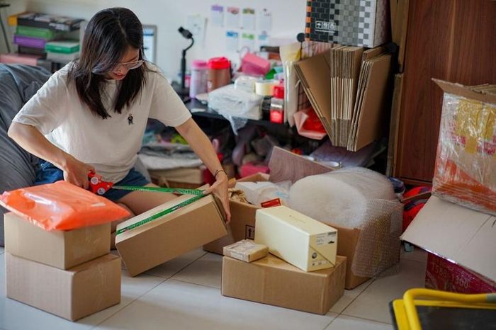 Chủ shop xử lý đơn hàng online trên nhiều kênh bán khác nhau.