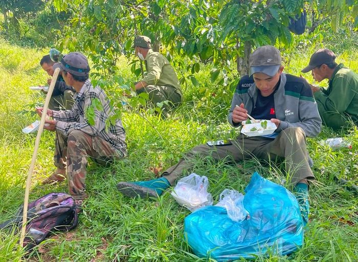 Lực lượng chức năng tìm kiếm và nghỉ ngơi giữa rẫy.
