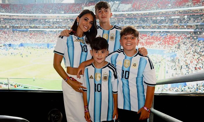 Vợ và các con của Messi có mặt trên khán đài cổ vũ đội tuyển Argentina. (Ảnh: antonelaroccuzzo/Instagram)