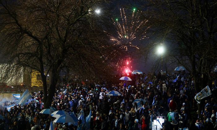 CĐV bắn pháo hoa chào đón đội tuyển Argentina. (Ảnh: Reuters)