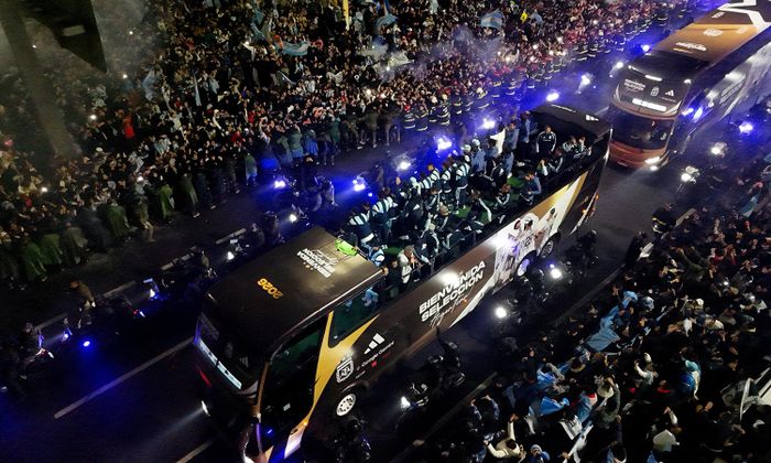 Cổ động viên đứng chật kín 2 bên đường. (Ảnh: Reuters)