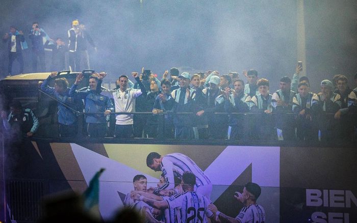 Đội tuyển Argentina di chuyển trên chiếc xe buýt mui trần thay vì xe có mái che. (Ảnh: @AFASeleccionEN/X)