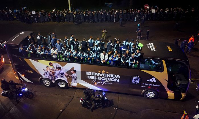 Đội tuyển Argentina diễu hành trên xe buýt mui trần. (Ảnh: Reuters)