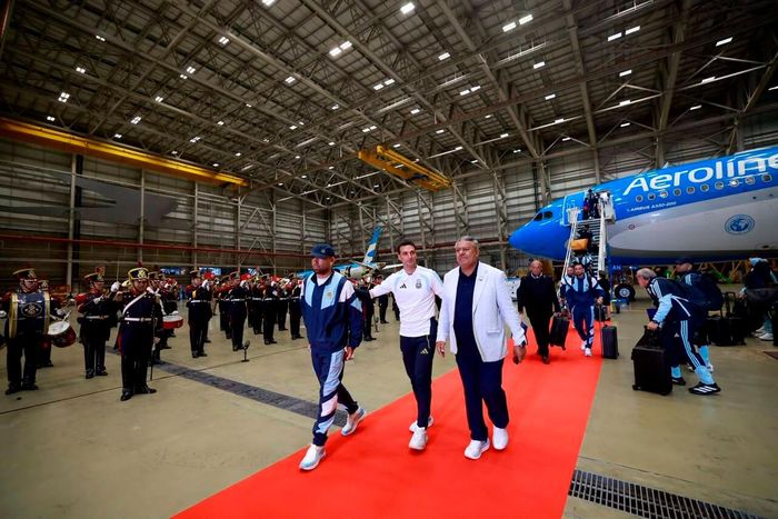 Chiếc máy bay chở đội tuyển Argentina hạ cánh xuống sân bay quốc tế Ministro Pistarini. (Ảnh: @AFASeleccionEN/X)
