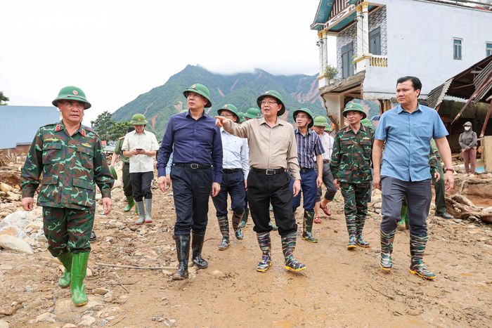 Phó Thủ tướng Hồ Quốc Dũng đến kiểm tra công tác khắc phục hậu quả lũ quét tại xã Mường Than, tỉnh Lai Châu. (Ảnh: Minh Đức)