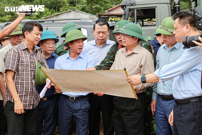 Phó Thủ tướng Hồ Quốc Dũng kiểm tra công tác khắc phục hậu quả lũ quét. (Ảnh: Minh Đức)