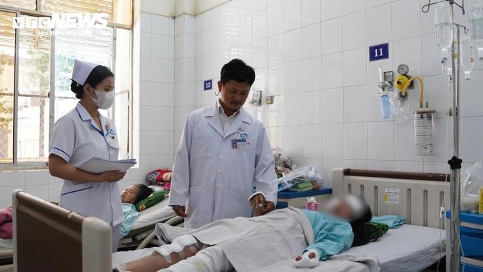 Chị B. đang điều trị tại bệnh viện sau vụ cháy xe khách. (Ảnh: Lương Ý)