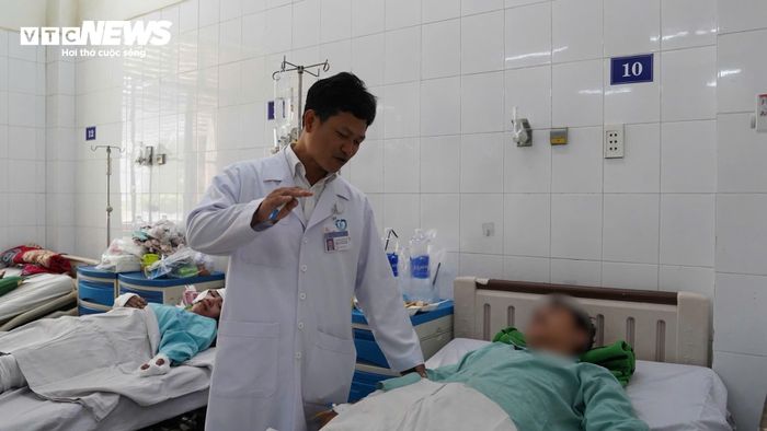 Nạn nhân đang được điều trị tại bệnh viện. (Ảnh: Lương Ý)