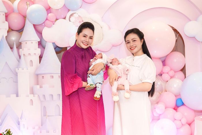 Nữ ca sĩ cho biết việc trở thành mẹ ở tuổi 36 đã mang đến nhiều thay đổi trong cuộc sống.