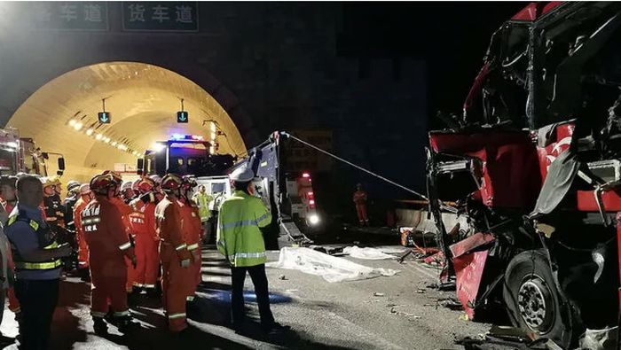 Vụ tai nạn xe khách lao vào vách đường hầm với tốc độ cực cao tại Trung Quốc.