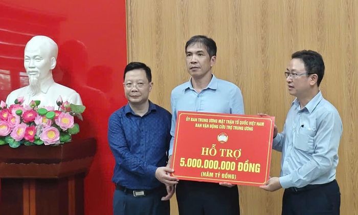 Đại diện Ủy ban Trung ương MTTQ Việt Nam trao số tiền hỗ trợ cho Ủy ban MTTQ Việt Nam tỉnh Lai Châu.